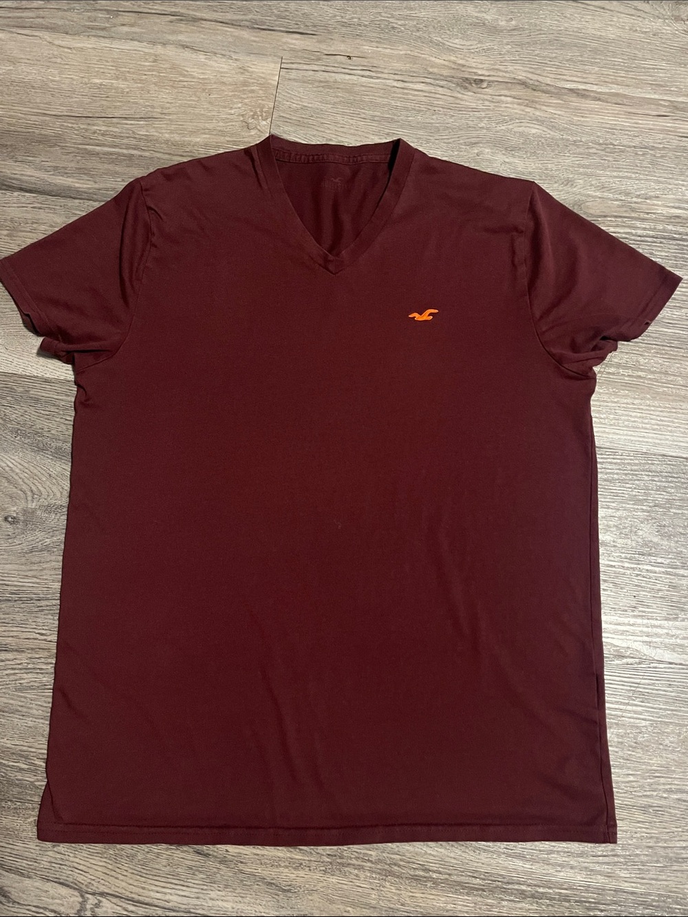 Hollister V-Neck T-Shirt in Burgundy